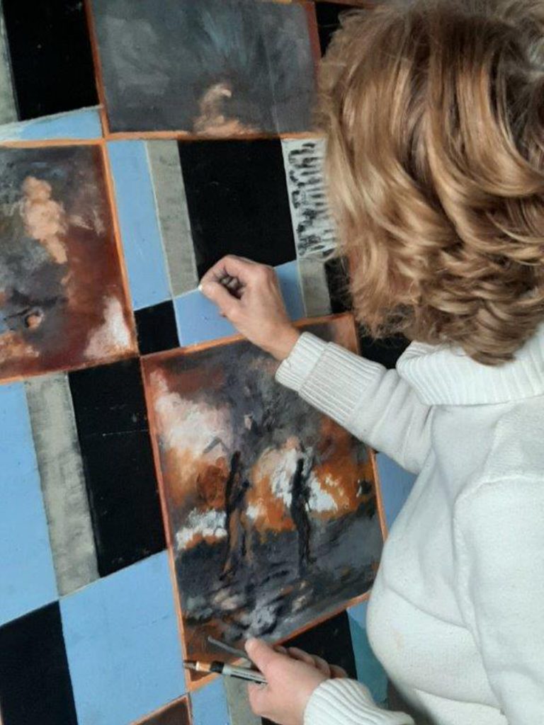 Malerin und Bildhauerin Friederike Schleeh bei der Arbeit