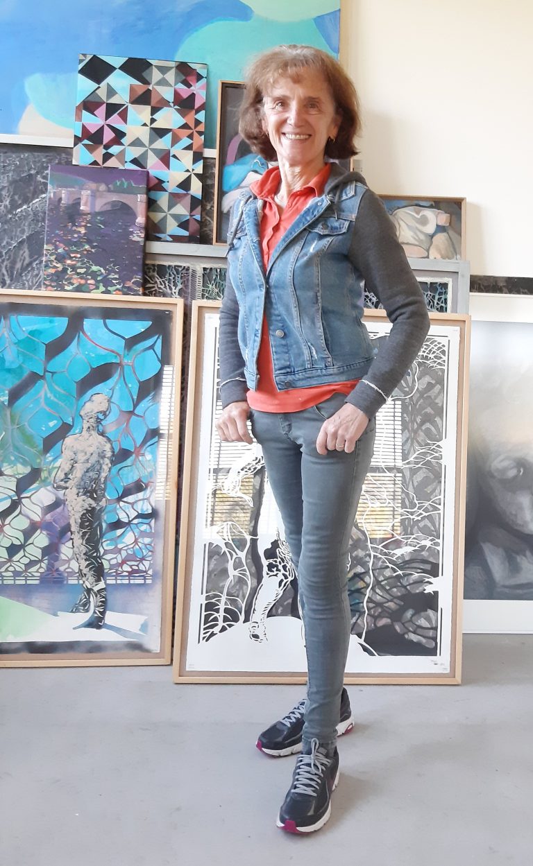 Friederike Schleeh in ihrem Atelier vor einigen ihrer Bilder